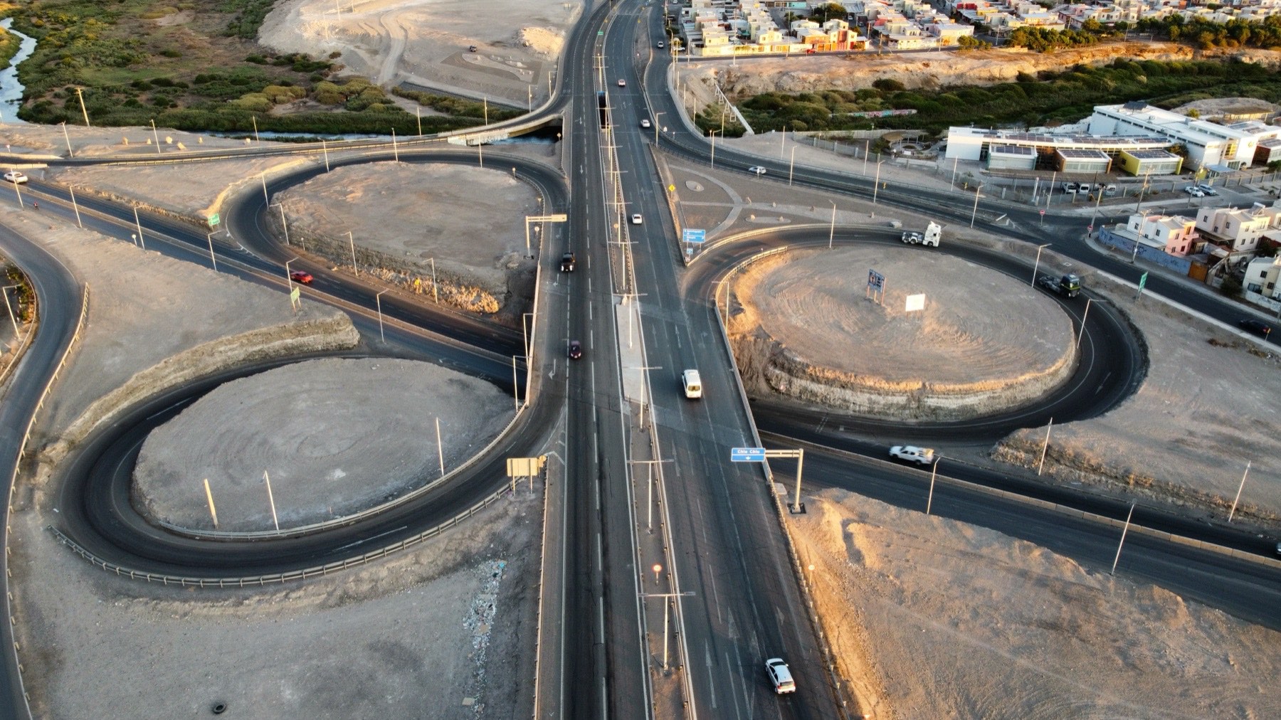Vista aérea de nudos viales iluminados en Calama